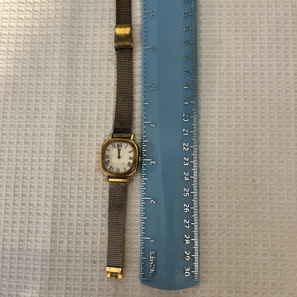 Vintage Timex Gold Watch - Picture 4 of 5